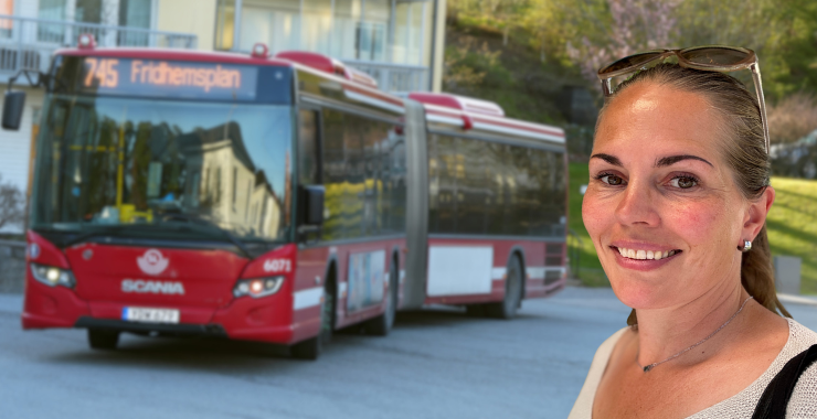 Wictoria Berglund (C), ordförande i tekniska nämnden i Salem, står framför buss 745 – som återinförs under nästa år.