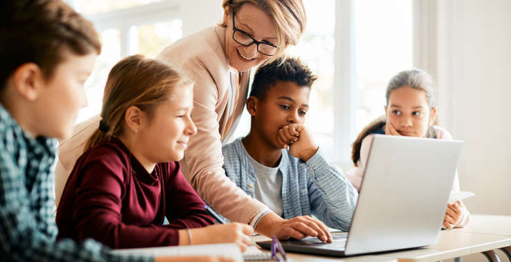 Pappa och två barn plockar skräp vid vattnet