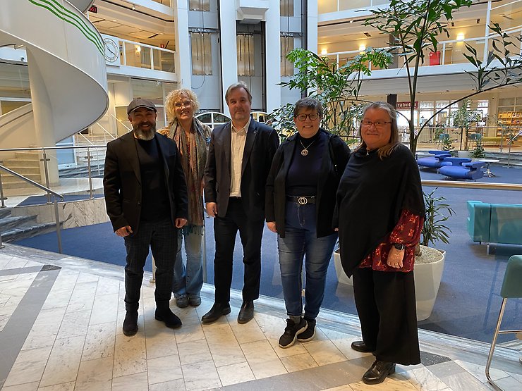 Glada kandidater för Centerpartiet Haninge står i Rudans naturreservat